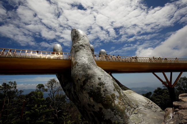 Devasa eller arasında yürüyüş yolu: Vietnam Altın Köprü