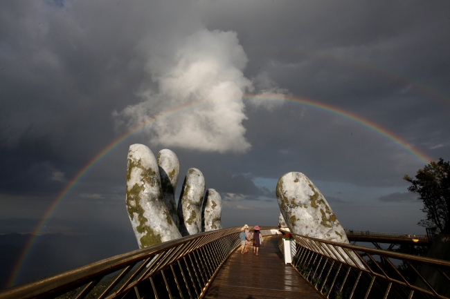 Devasa eller arasında yürüyüş yolu: Vietnam Altın Köprü