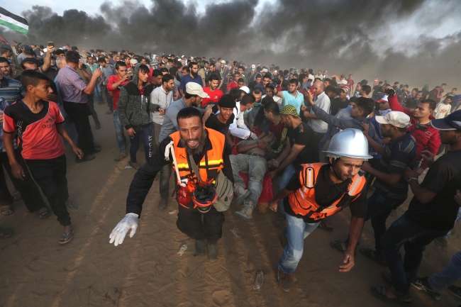 İsrail askerleri Gazze sınırında 130 Filistinliyi yaraladı