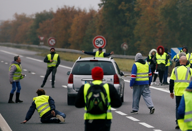Fransa'da akaryakıt zammı protestolarında 157 kişi gözaltına alındı