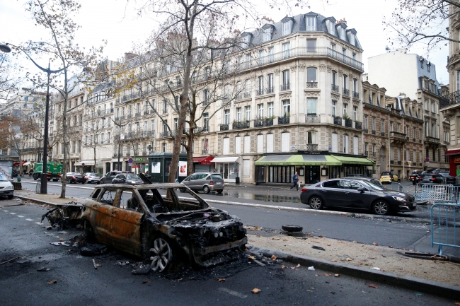Paris'te cumartesi günü mağaza, restoran ve müzeler kapatılacak