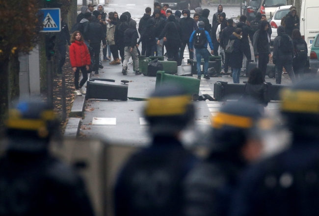 Fransa'da 700'den fazla lise öğrencisi gözaltına alındı