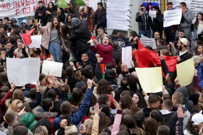 Arnavutluk'ta binlerce öğrenciden harç protestosu