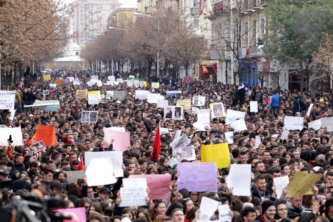 Arnavutluk'ta binlerce öğrenciden harç protestosu