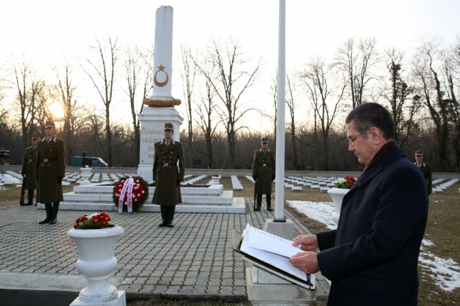 Milli Savunma Bakanı Canikli, Macaristan'da Türk Şehitliği'ni ziyaret etti