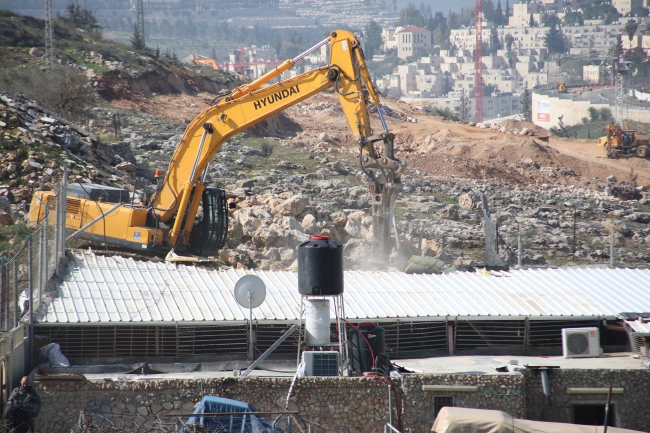 İsrail Kudüs'te Filistinlilere ait bir ev ve dükkanı yıktı