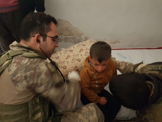 Mehmetçik Afrin'de sivillerin yardımına koşuyor