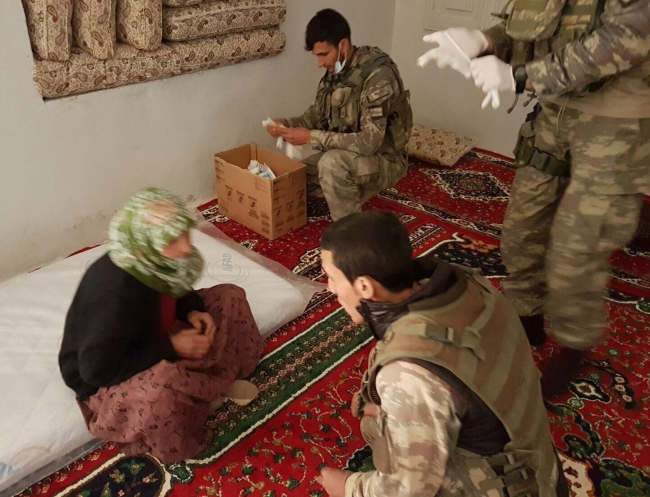Mehmetçik Afrin'de sivillerin yardımına koşuyor