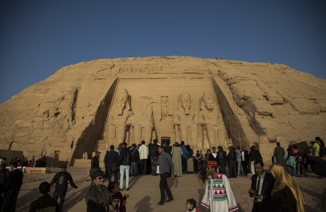 Binlerce kişi Firavun II. Ramses heykeline güneşin vurmasını bekledi