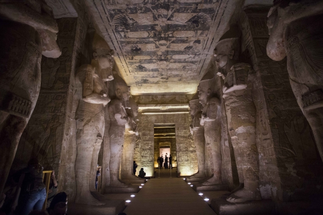 Binlerce kişi Firavun II. Ramses heykeline güneşin vurmasını bekledi