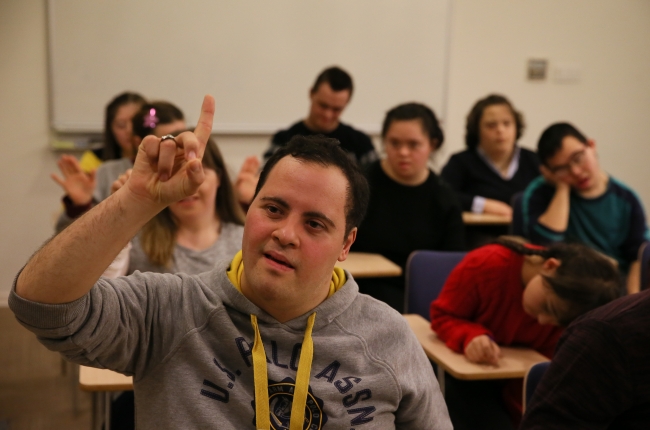 Down sendromlular için sahne zamanı