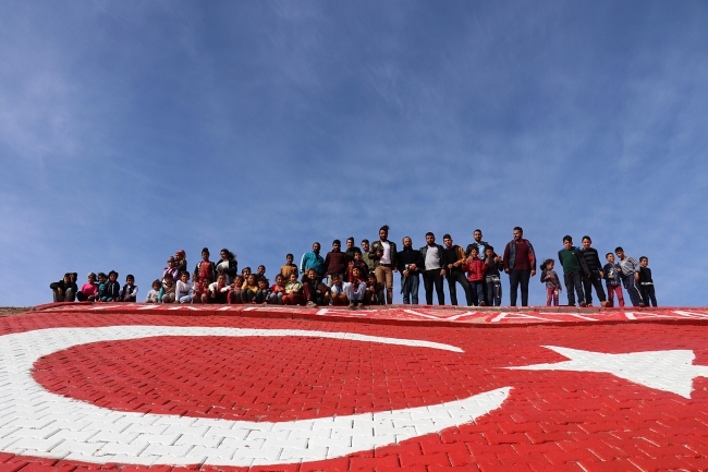Hataylı çobanın yaptığı dev Türk bayrağına ziyaretçi akını