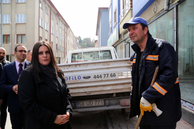 Bakan Sarıeroğlu, Afrin gazisi Uzman Çavuş Hakkı Aytekin'i evinde ziyaret etti