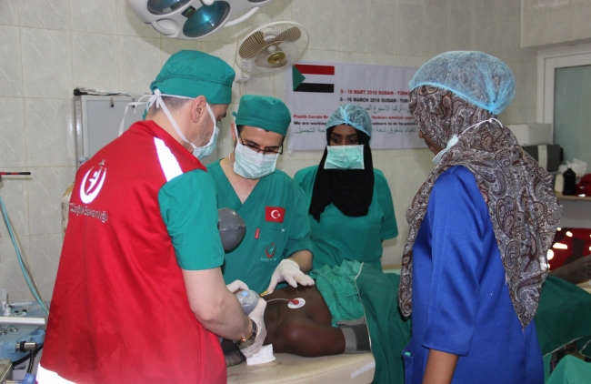 Türk doktorlar Sudan'da 100 ameliyat yaptı
