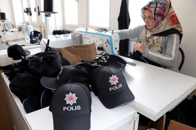 Polislerin yeni şapkaları Trabzon'dan