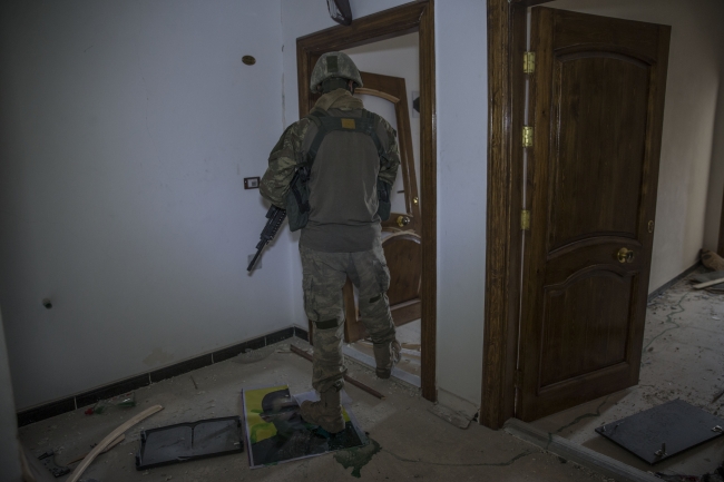 Mehmetçik Afrin'de teröristlerin ana karargah binasını buldu
