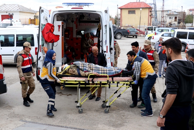 Ağrı'da cezaevi aracı kaza yaptı: 5'i asker 7 yaralı