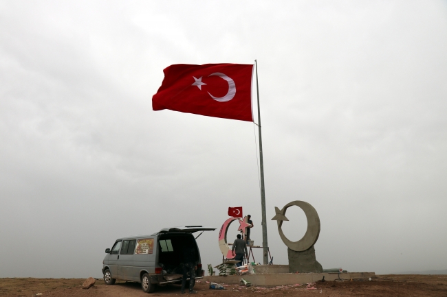 Afrin sınırındaki tepeye dev Türk bayrağı