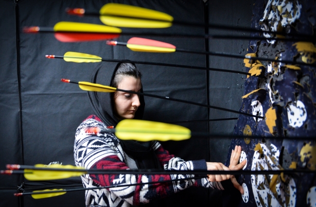 İranlı öğrenciler okçuluk dersi alıyor