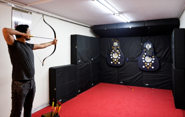 İranlı öğrenciler okçuluk dersi alıyor