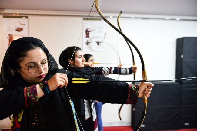 İranlı öğrenciler okçuluk dersi alıyor