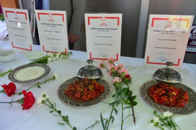 Şanlıurfa'da yöresel lezzetler turistlere ikram edildi