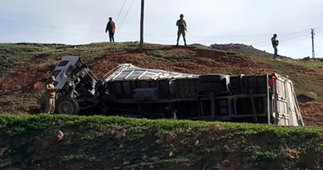 Erzurum'da göçmenleri taşıyan kamyon devrildi: 1 ölü, 30 yaralı