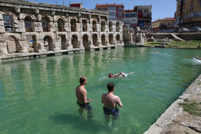 2 bin yıllık antik havuzda yüzme keyfi