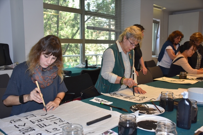 Ankaralılar Güney Kore sanatı kaligrafiyi öğreniyor
