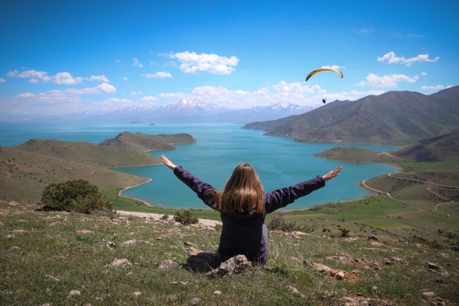 Van Gölü'nün muhteşem manzarası paraşüt tutkunlarını bekliyor