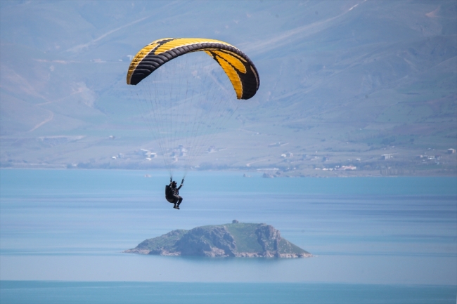 Van Gölü'nün muhteşem manzarası paraşüt tutkunlarını bekliyor