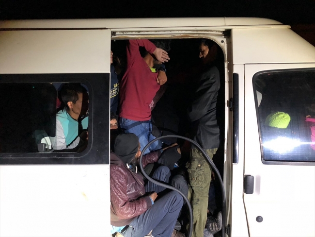 14 kişilik minibüste 56 göçmen yakalandı