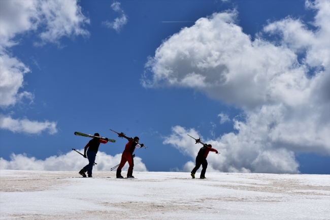 Kurtik Dağı, Nisan'da da kayakçıları ağırlıyor