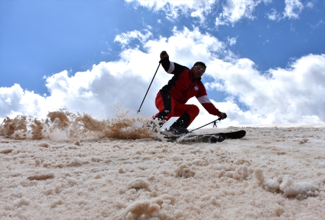Kurtik Dağı, Nisan'da da kayakçıları ağırlıyor