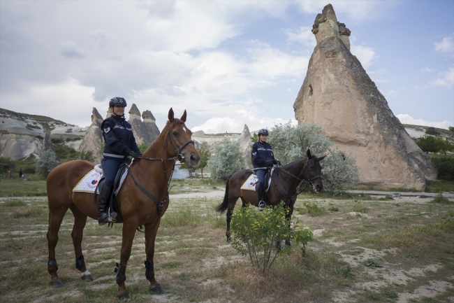 Atlı birliklerdeki iki kadın astsubay, atların bakımında da görev alıyor