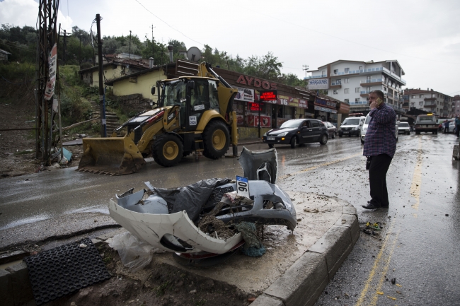 Ankara Mamak'ta yağış nedeniyle su baskını oldu, araçlar sürüklendi