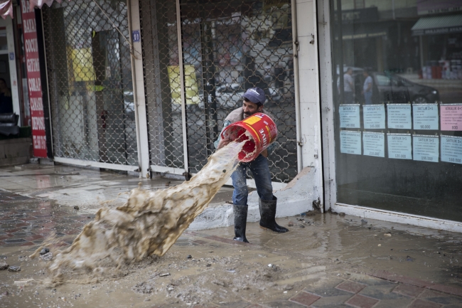 Ankara Mamak'ta yağış nedeniyle su baskını oldu, araçlar sürüklendi