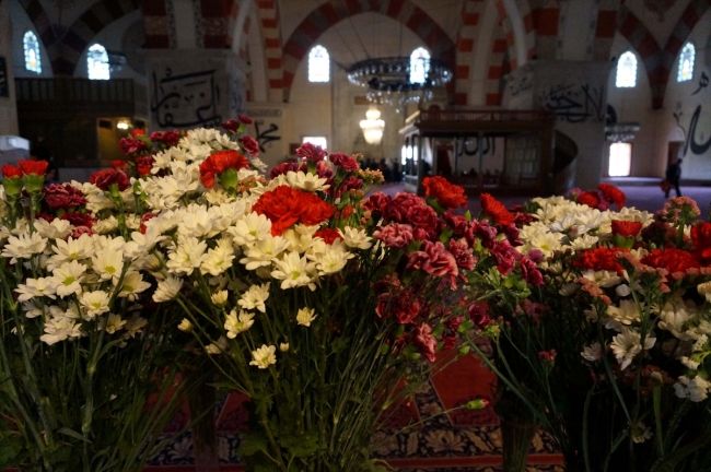 'Eski Cami' cemaati cuma namazını çiçekler arasında kıldı