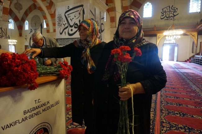 'Eski Cami' cemaati cuma namazını çiçekler arasında kıldı