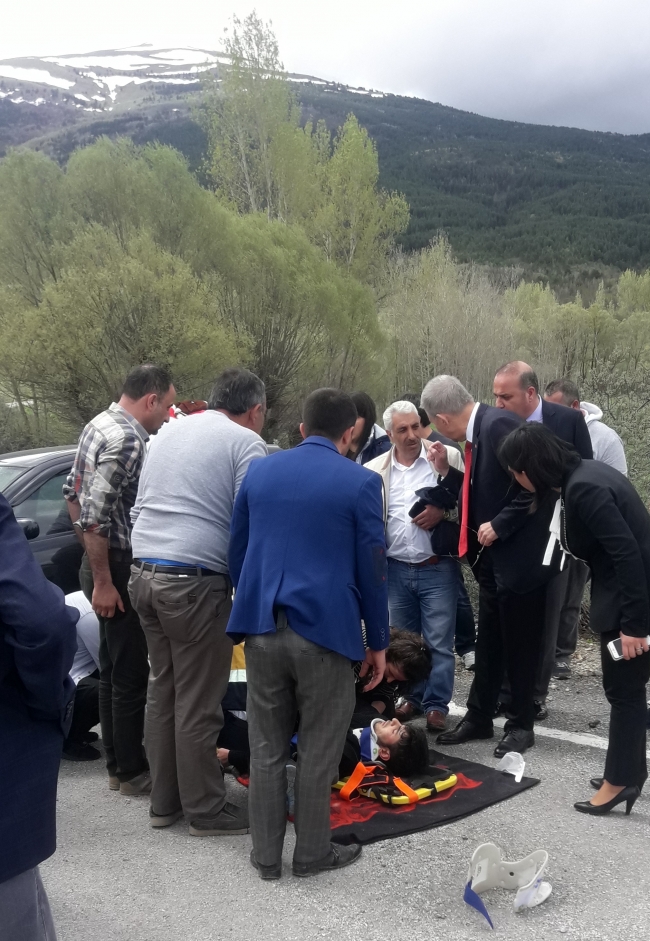 Bakan Ahmet Demircan, kazada yaralananların yardımına koştu