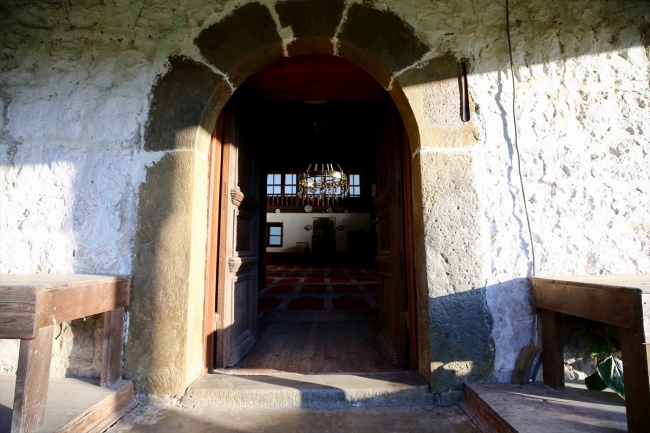 Tarihi çivisiz camiler, turistlerin ilgi odağı oluyor