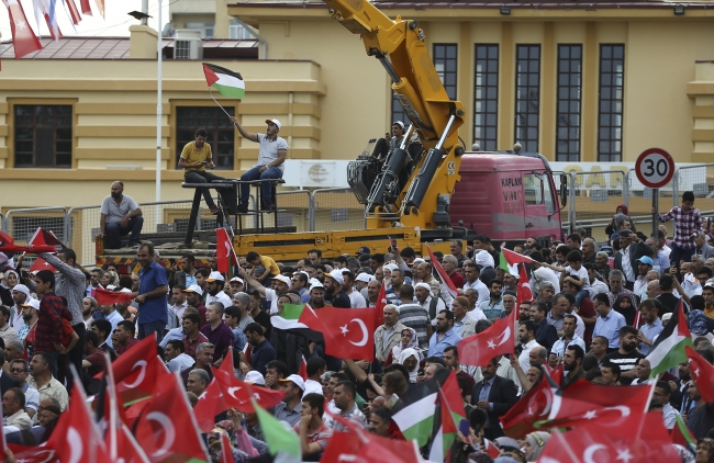 Filistin'e destek için Diyarbakırlılar İstasyon Meydanı'ndaydı