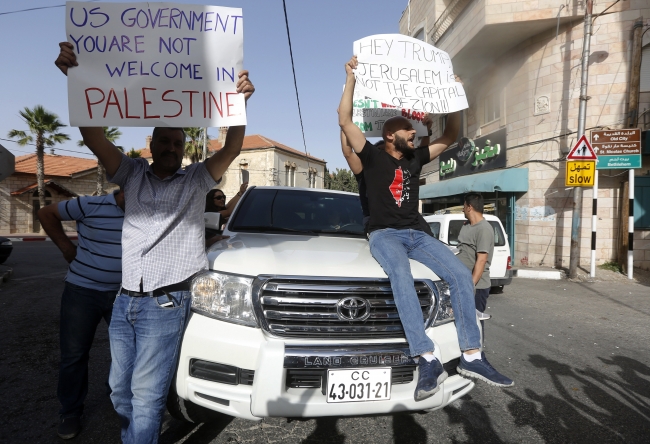 Filistinlilerden ABD'li heyete "yumurtalı ve ayakkabılı" protesto