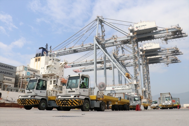 Kocaeli'de liman operatörleri tonlarca ağırlıktaki yükü parmaklarıyla taşıyorlar