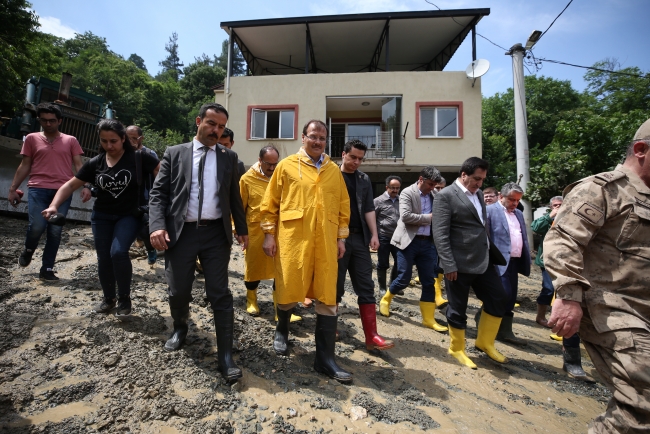 Başbakan Yardımcısı Çavuşoğlu, Bursa'da heyelan bölgesini inceledi