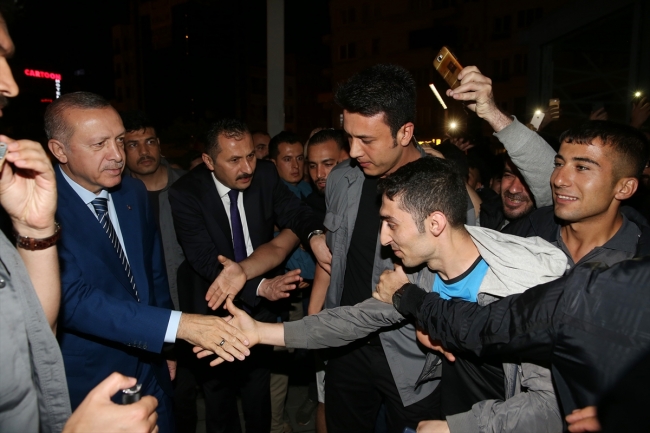 Cumhurbaşkanı Erdoğan Taksim Meydanı'nda vatandaşlarla buluştu