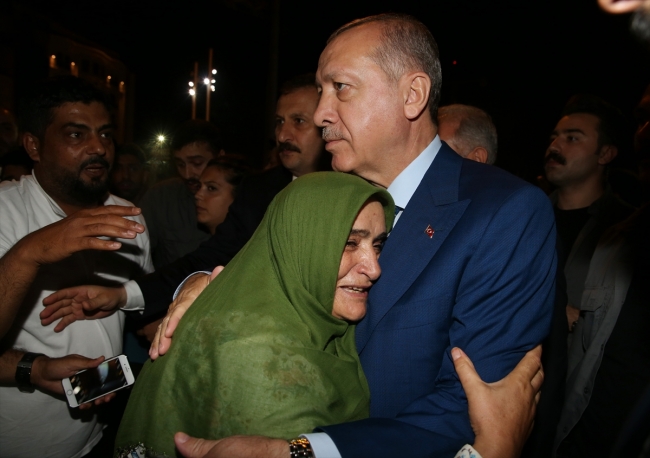 Cumhurbaşkanı Erdoğan Taksim Meydanı'nda vatandaşlarla buluştu