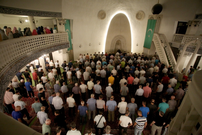 Yurt dışındaki Müslümanlar Kadir Gecesi'nde camileri doldurdu