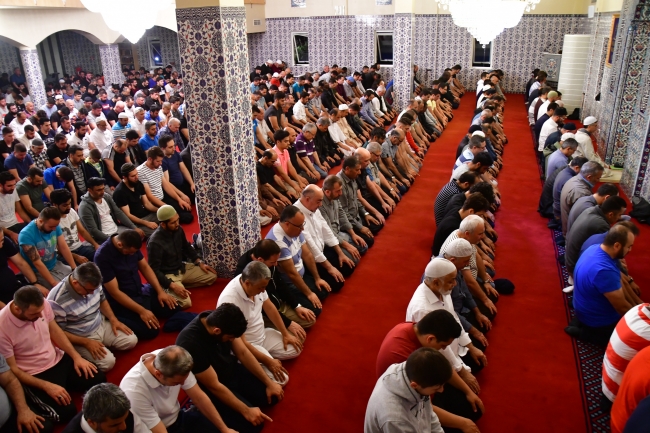 Yurt dışındaki Müslümanlar Kadir Gecesi'nde camileri doldurdu