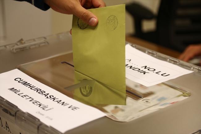 Yurt dışında yaşayan Türk seçmenlerin oy verme işlemi sürüyor